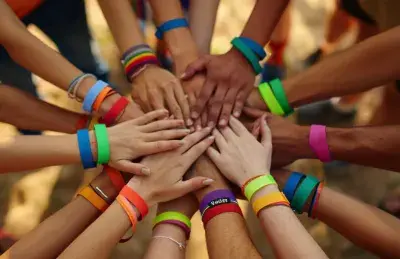 Um elástico colorido pode ser um super suporte para a comunicação da marca?