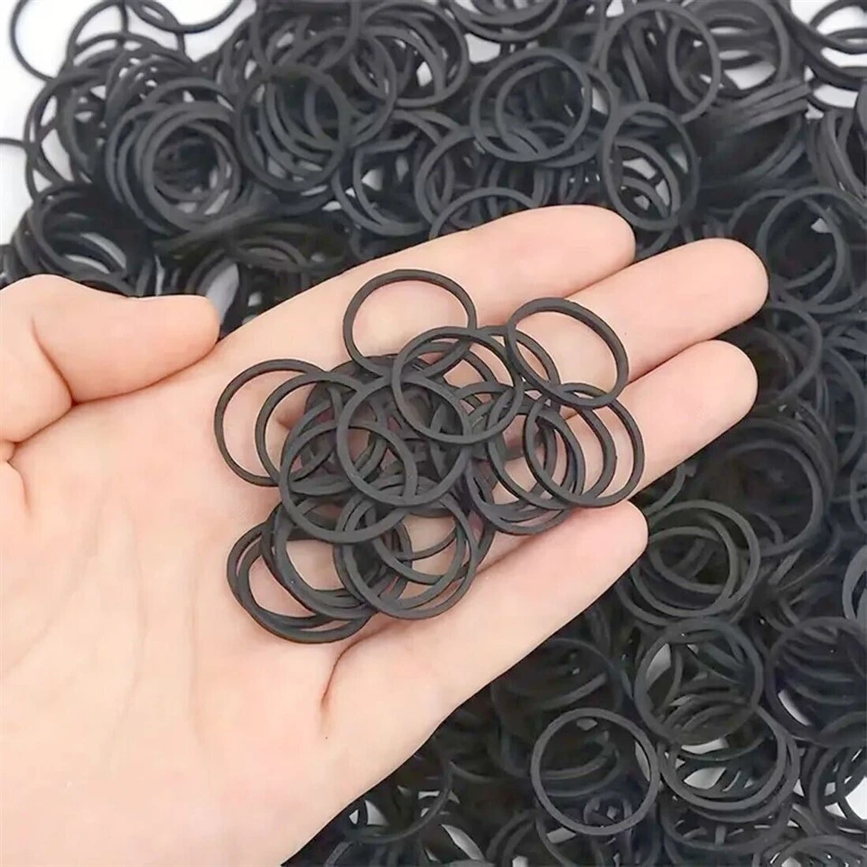 Pequenos elásticos de borracha pretos