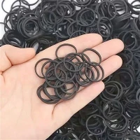 Pequenos elásticos de borracha pretos